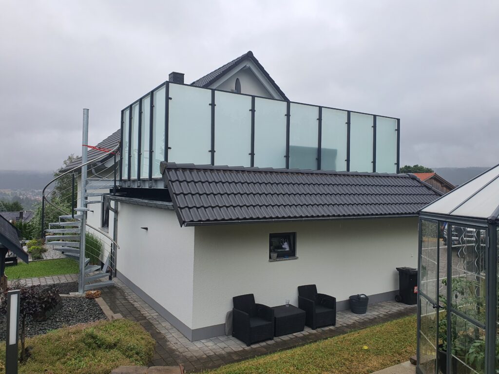 Balkongeländer und Außentreppe