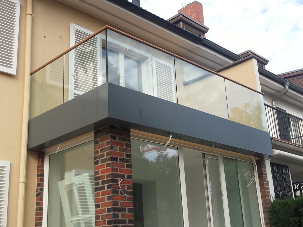 Ganzglasgeländer und Balkonverkleidung